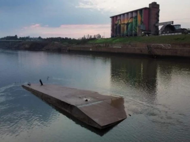 Rio Taquari baixa e possvel balsa aparece