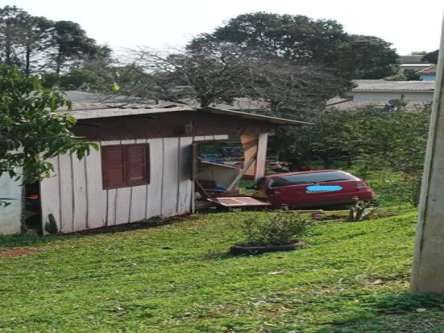 Veculo colide em residncia no centro de Miragua