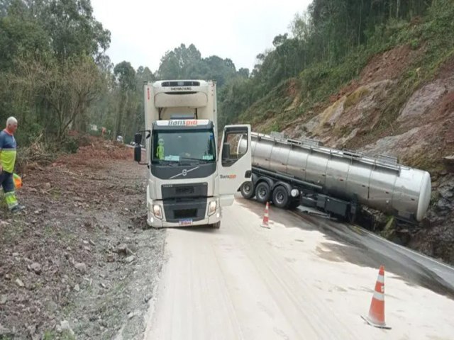 Carreta faz o L e bloqueia trnsito na ERS-122