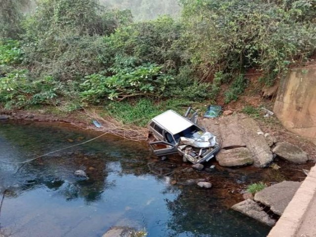 Corpo de Bombeiros presta atendimento a trs pessoas aps carro despencar de ponte