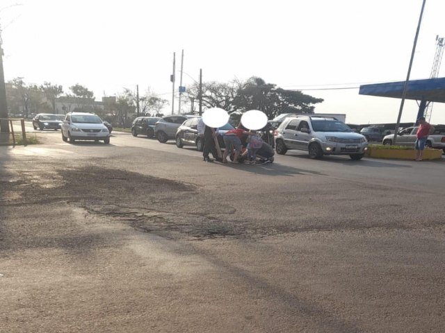 Acidente envolvendo carro e moto deixa mulher ferida