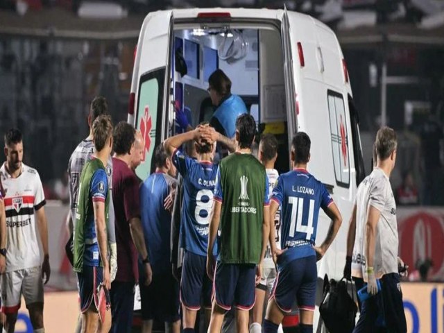 Zagueiro do Nacional desmaia em jogo contra So Paulo e estado de sade causa preocupao