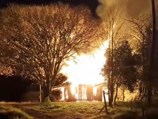 Corpo de Bombeiros atende ocorrncia de incndio em residncia em Bom Progresso