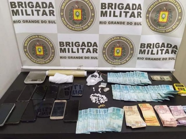 3 Batalho de Polcia de Choque prende duas mulheres pelo crime de trfico de drogas 