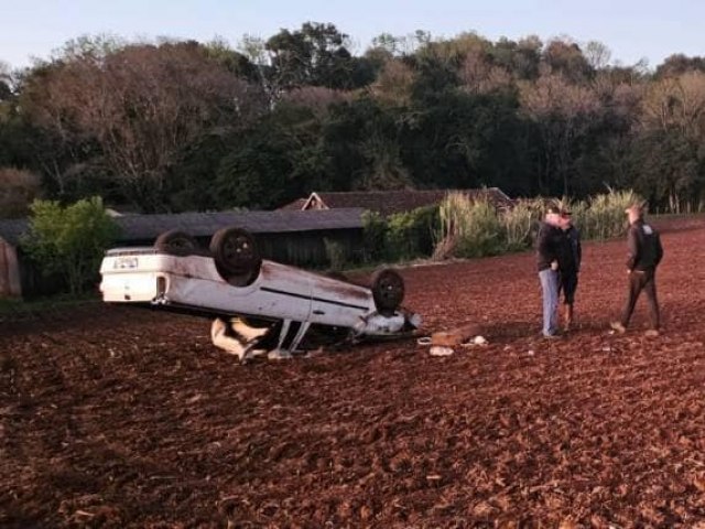 Caminonete capota e deixa dois feridos na RS-305