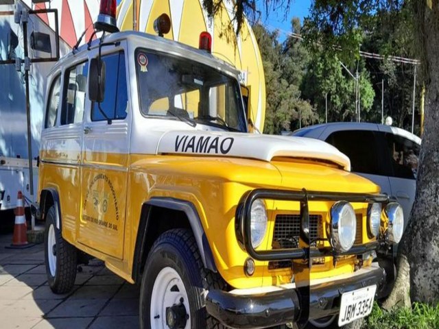 Ford Rural Willys de 1976 atrai admiradores