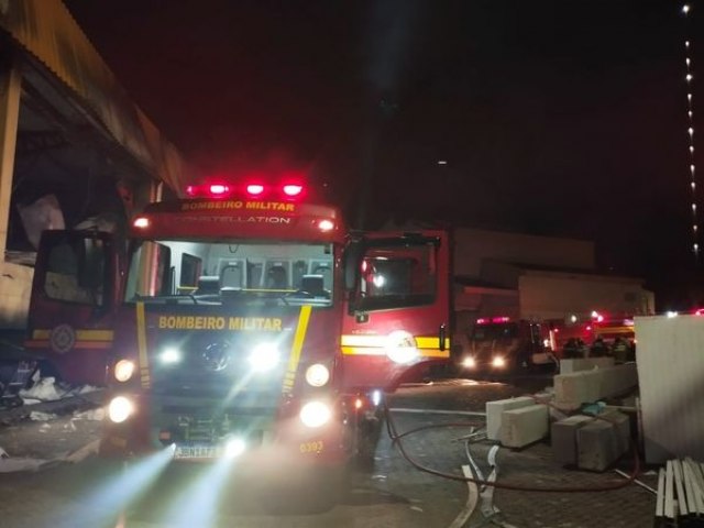 Corpo de Bombeiros Militar de Trs Passos auxiliou no combate s chamas no Frigorfico Piovesan em Frederico Westphalen 