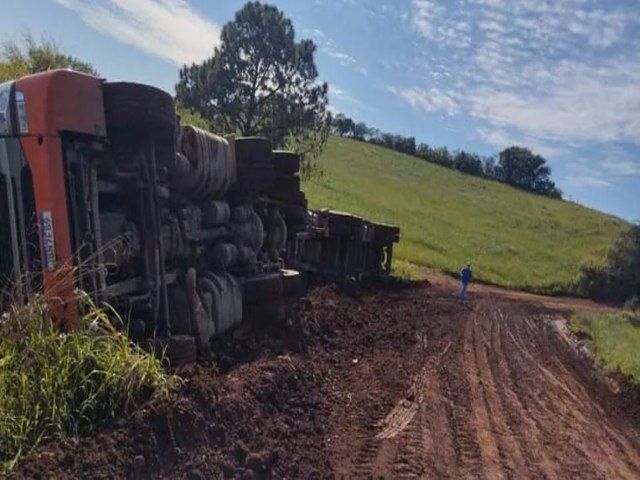 Carreta tomba em curva na localidade de Colnia Nova, interior de Miragua