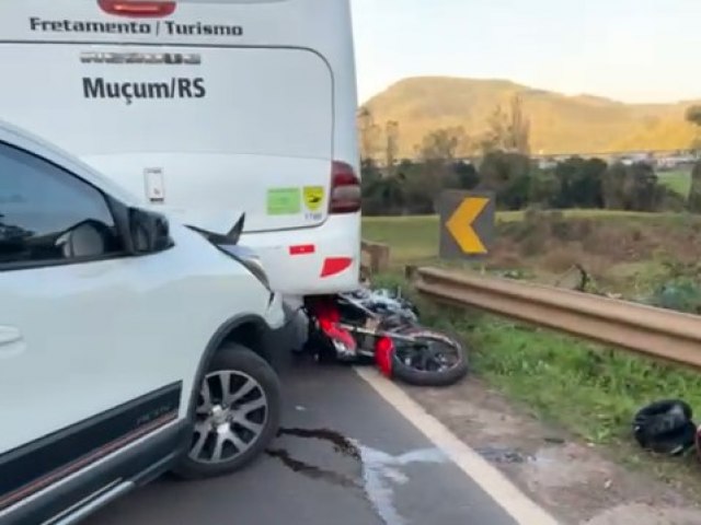 Motocicleta, spin e nibus se envolvem em coliso na ERS-129