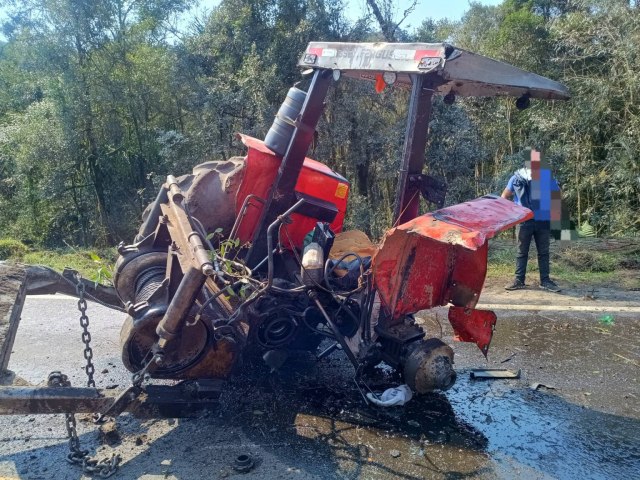 Trator se parte ao meio aps ser atingido por caminho na BR-470