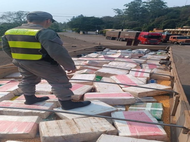 PRF apreende carreta carregada com 5 toneladas de maconha e skunk em Ira