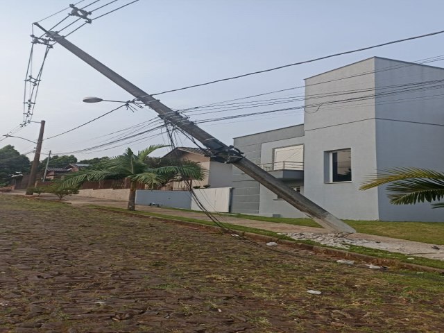 Veculo colide em poste e deixa parte do bairro Pindorama sem energia eltrica neste sbado