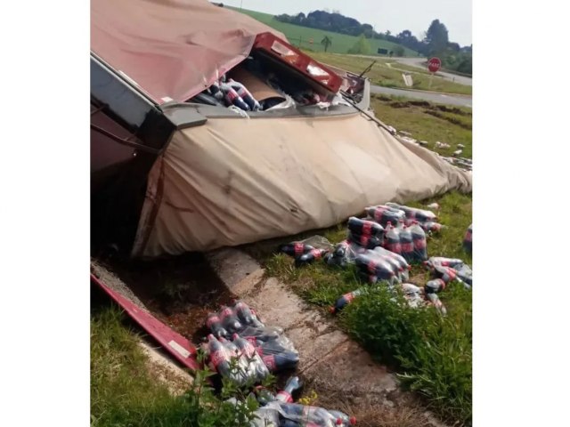 Carreta carregada de Coca-Cola tomba e deixa feridos