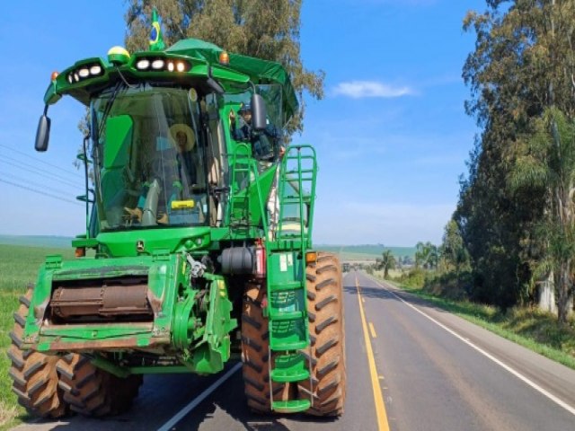 Colheitadeiras so detidas e escoltadas na BR-158