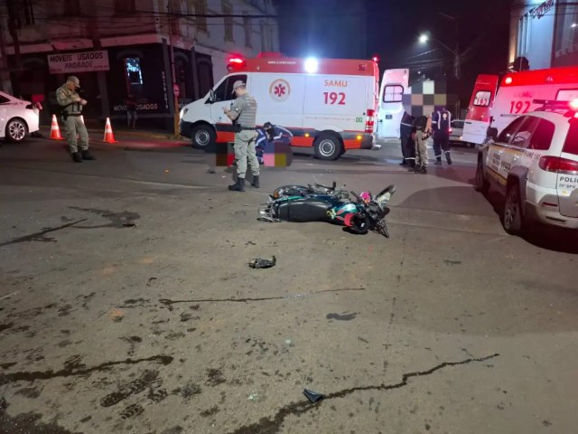 Acidente entre carro e moto deixa duas pessoas feridas na madrugada deste domingo