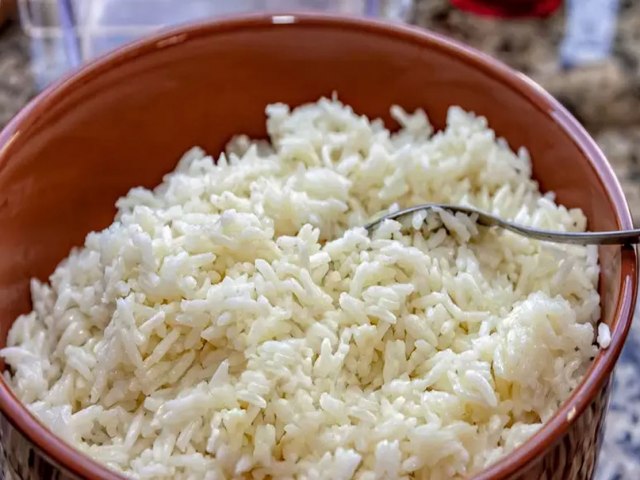 Uma poro de arroz branco tem quase o mesmo efeito que comer acar puro, indica Harvard  