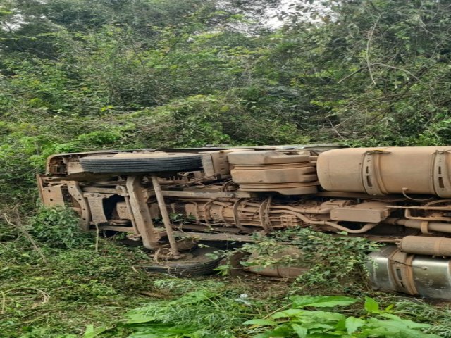 Carreta Bitrem tomba na 324