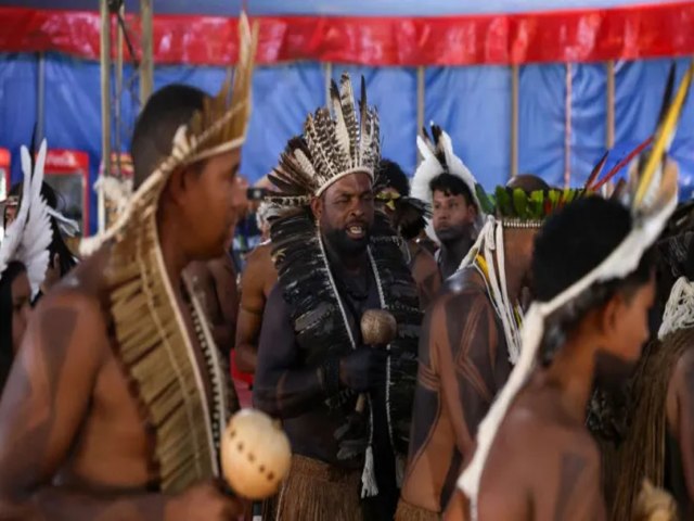 Tupinambs reencontram manto sagrado no Rio de Janeiro