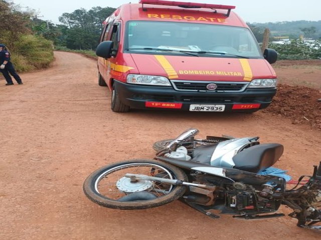 Mulher fica ferida em acidente envolvendo carro e moto 