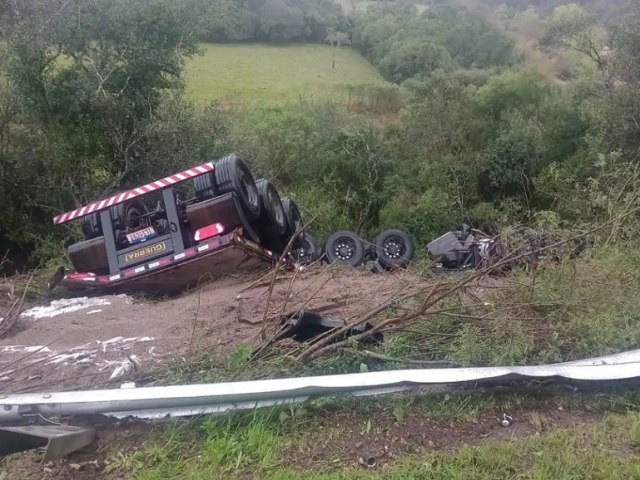 Caminhoneiro morre em acidente