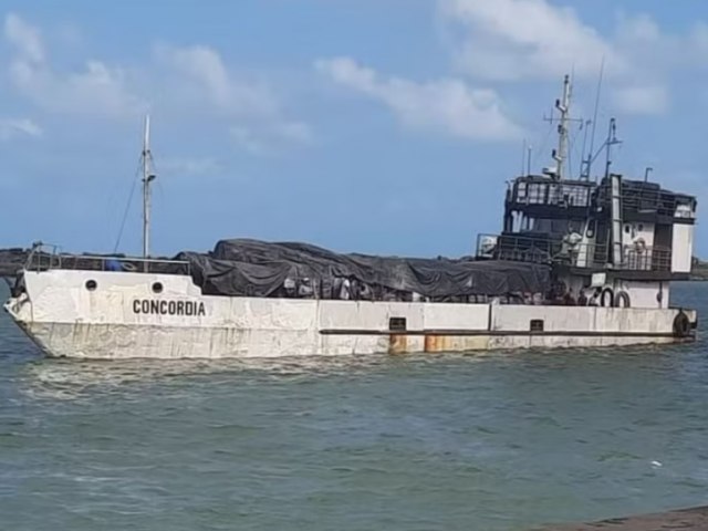 Tripulao some aps navio afundar a caminho de ilha brasileira