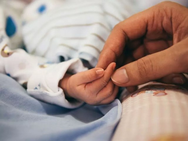 Obrigada a engravidar mulher tenta abandonar beb de 6 meses na casa da sogra 