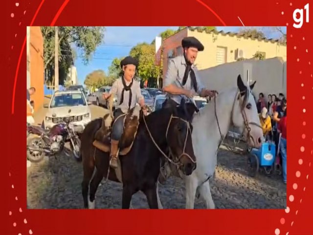 Para celebrar Ms Farroupilha, pai busca filhos a cavalo em escola no RS