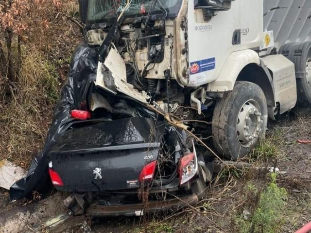 Mulher morre em coliso entre carro e caminho na RS-324