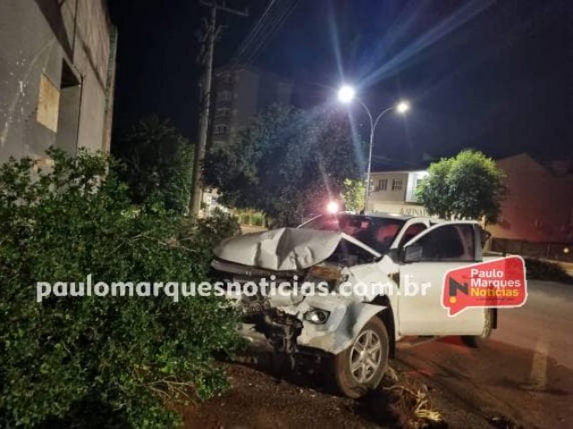 Condutor bate caminhonete em parede de prdio