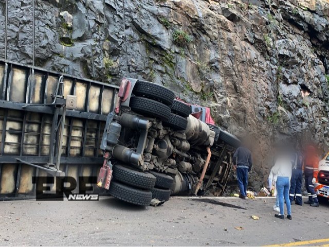 Caminhoneiro fica gravemente ferido em acidente na ERS-122