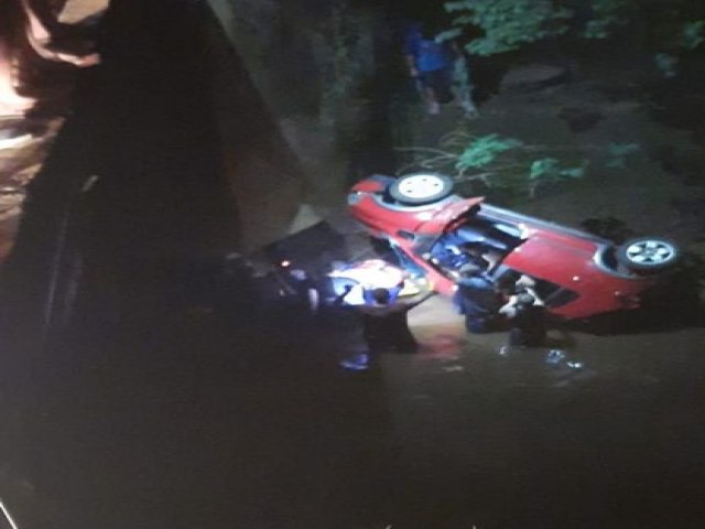 Mulher fica ferida aps carro cair de ponte na divisa entre Humait e Nova Candelria 