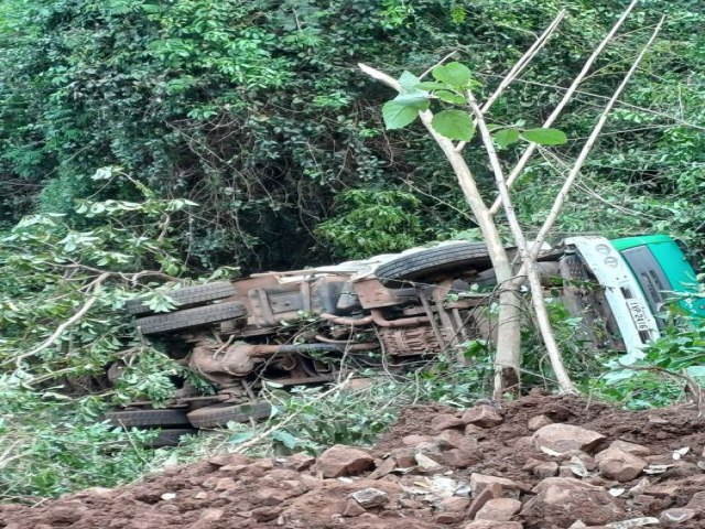 Caminho caamba tomba em barranco no interior de Trs Passos 