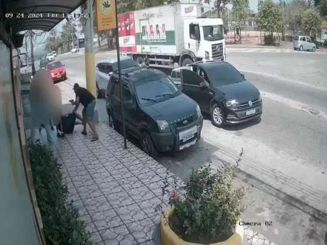 PM  baleado um segundo aps beijar os filhos gmeos na frente da escola