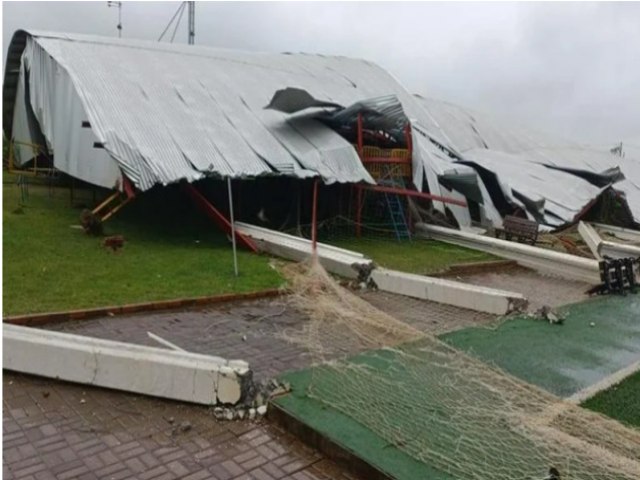 Ginsio desaba com fora do vento no interior do Rio Grande do Sul