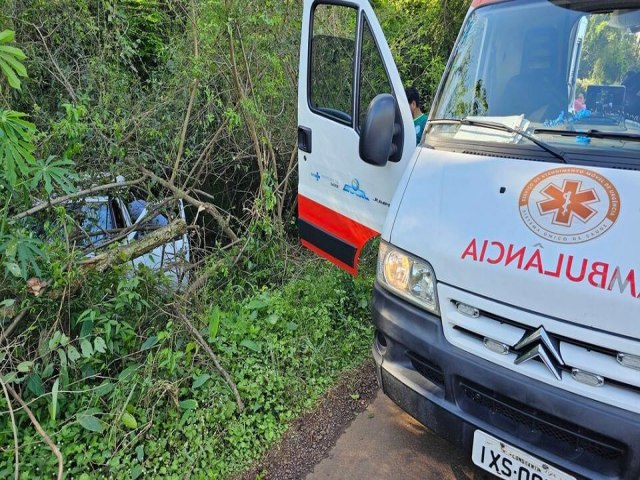 Carro sai da pista e mulher morre