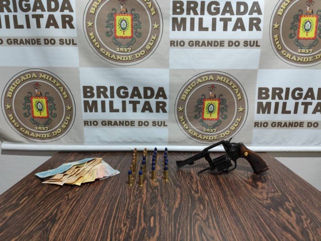 Brigada Militar prende mulher por porte ilegal de arma de fogo