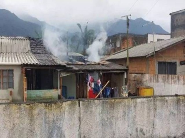 Vizinhos resgatam crianas que estavam aos gritos em incndio