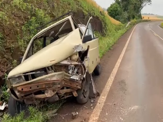 Veculo colide em barranco de pedras na RSC 163 