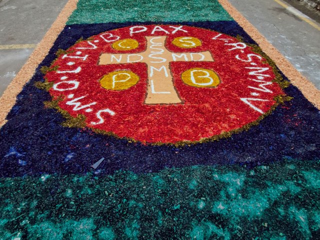 ATRA��O - Tapete de Corpus Christi transforma Avenida Brasil em corredor de f� em Penedo