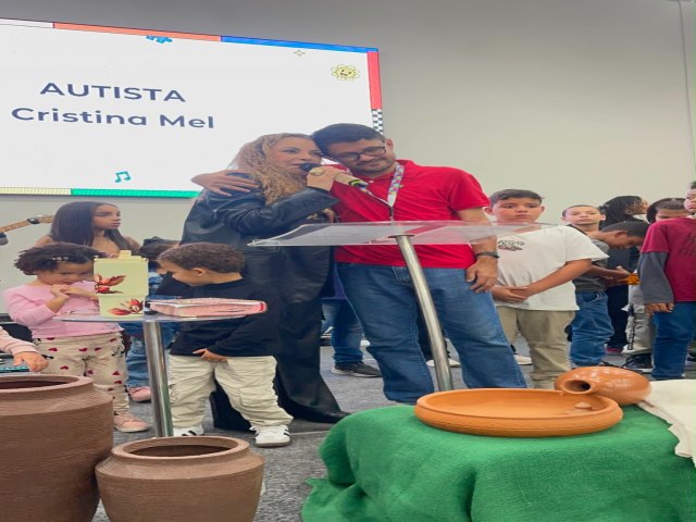 INCLUS�O- Cristina Mel re�ne fi�is em noite de louvor em Itatiaia