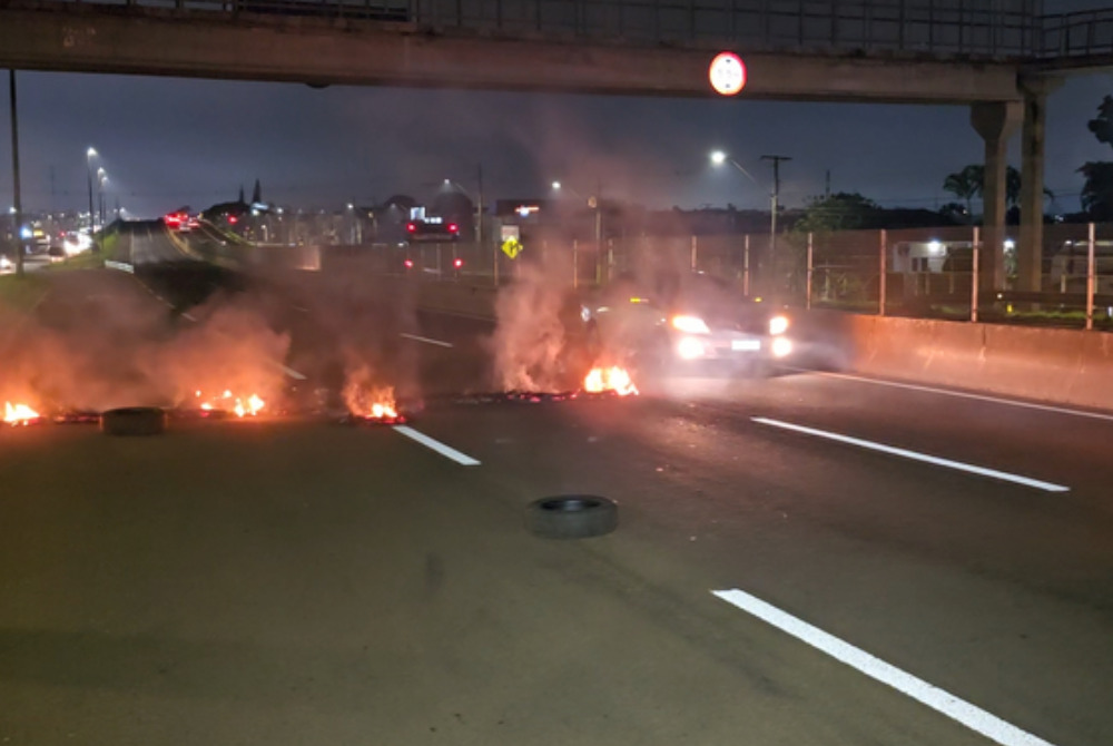 Pneus s�o incendiados e bloqueiam trecho da PR-445 em Camb�