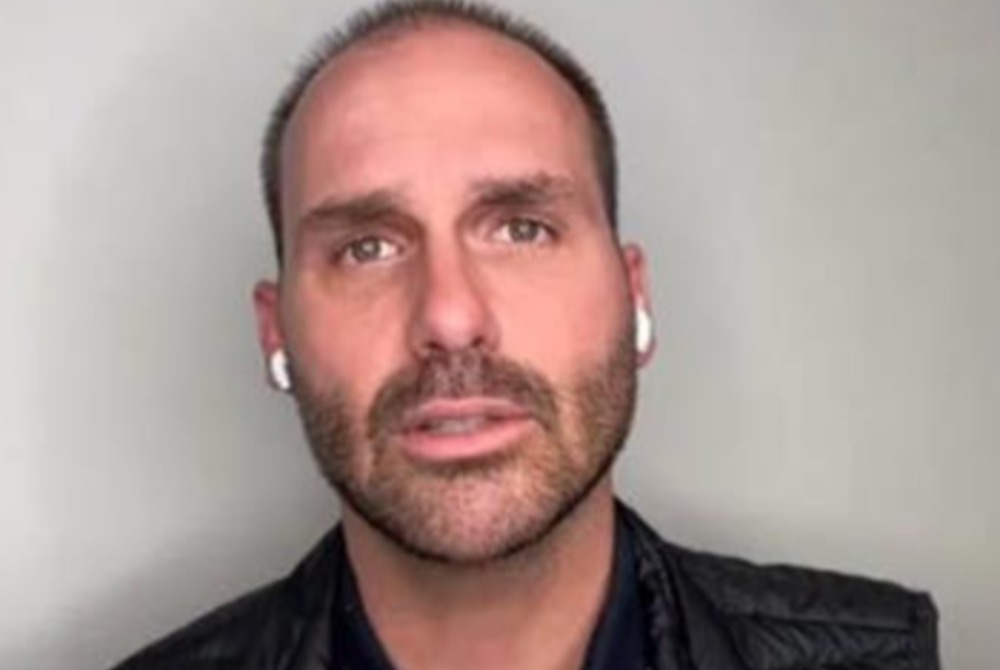 Eduardo Bolsonaro tenta esconder viagem, mas M�rio Frias acaba dando bola fora.