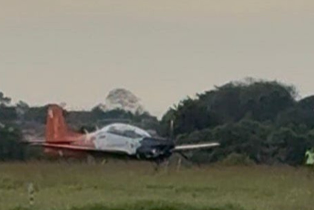  Aeronave Embraer T-27 Tucano da For�a A�rea Brasileira faz pouso de emerg�ncia em Londrina.