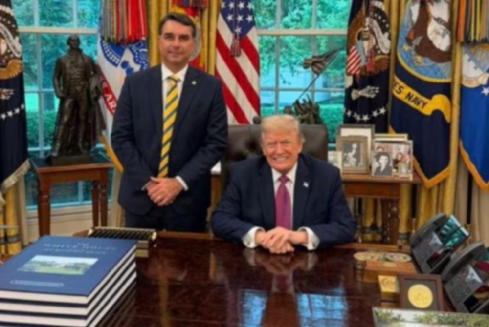 Fl�vio Bolsonaro busca foto com Trump para tirar foco da crise do Master