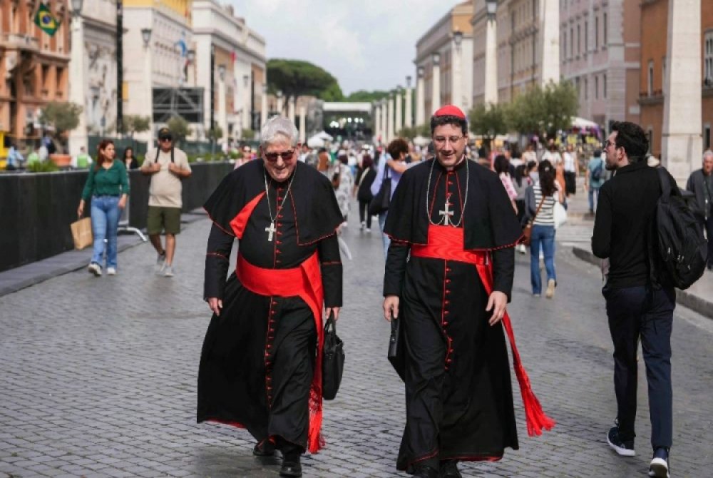Cardeais que v�o participar do conclave j� est�o em Roma para escolher o novo papa.