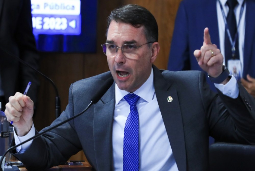 Fl�vio Bolsonaro se re�ne com representante do governo Trump, mas negar ter discutido san��es a Moraes.