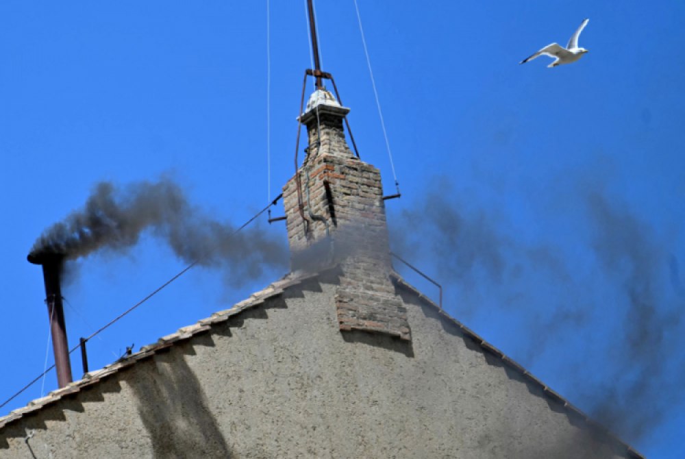 Elei��o do novo papa n�o avan�a e fuma�a preta � vista no segundo dia de conclave.