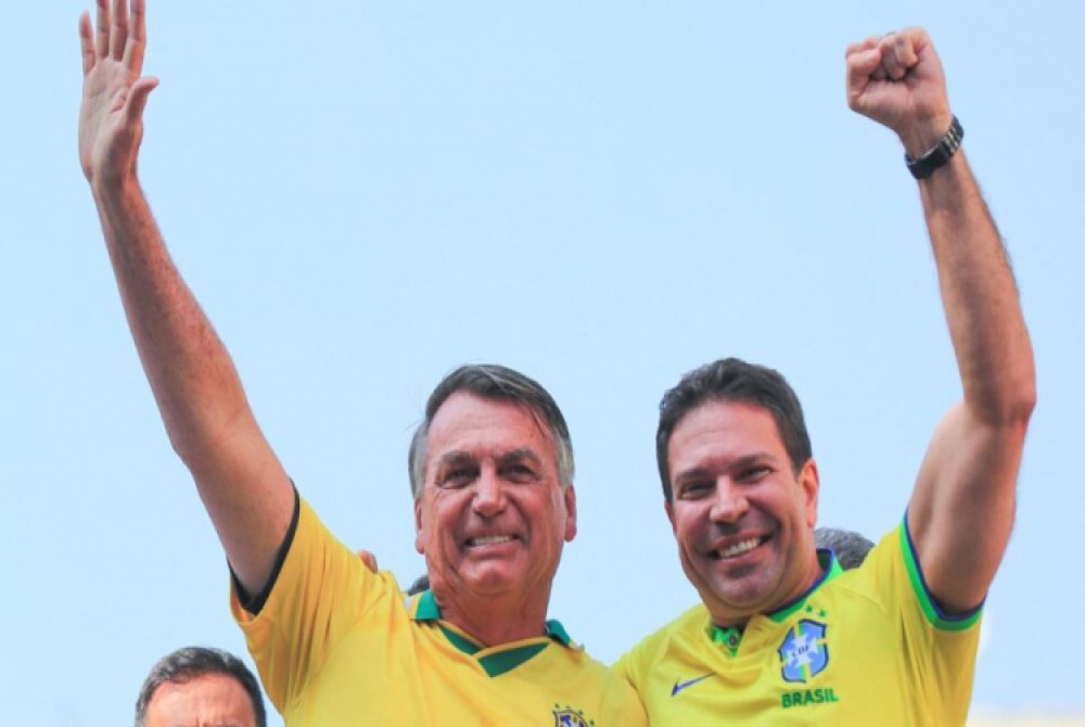 CCJ suspende processo contra Ramagem por suposto golpe, o que pode beneficiar Bolsonaro.