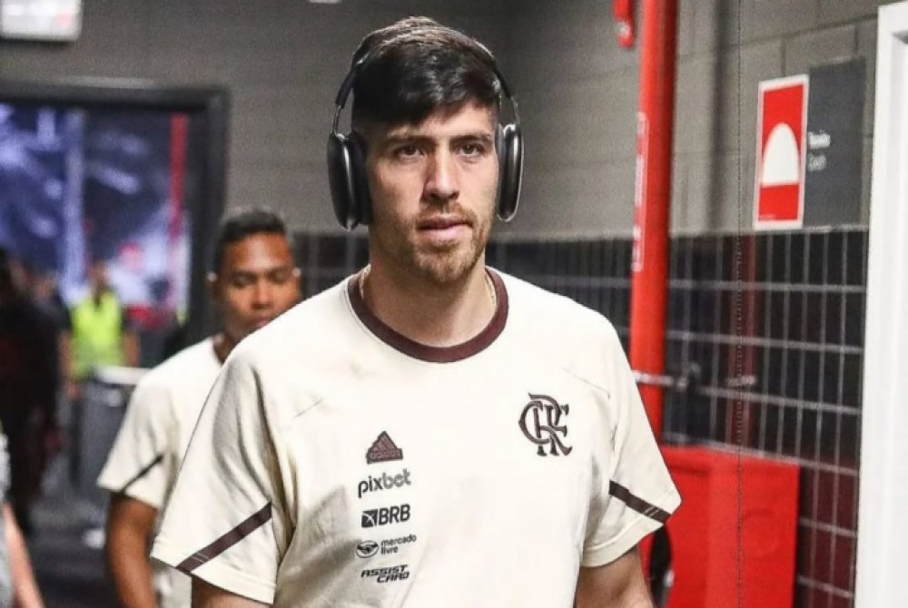 Jogadores do Flamengo sofrem tentativa de assalto ap�s volta ao Rio, e goleiro Rossi tem carro baleado.