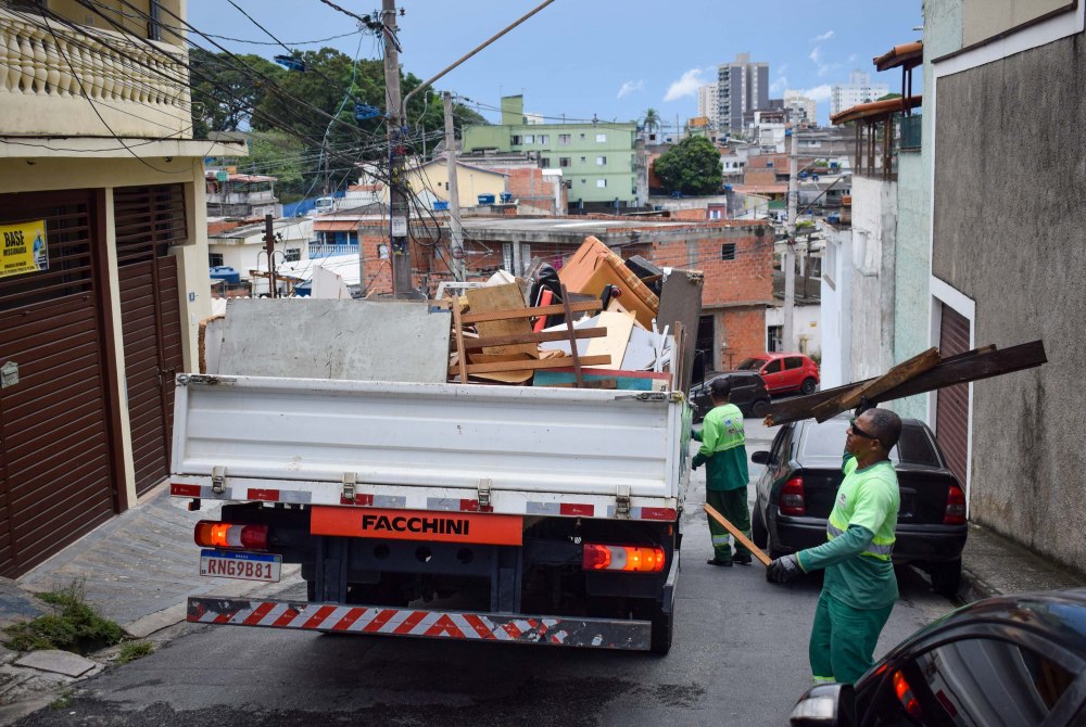 Opera��o Cata-Tralha atende Vila Augusta e mais tr�s bairros neste final de semana.